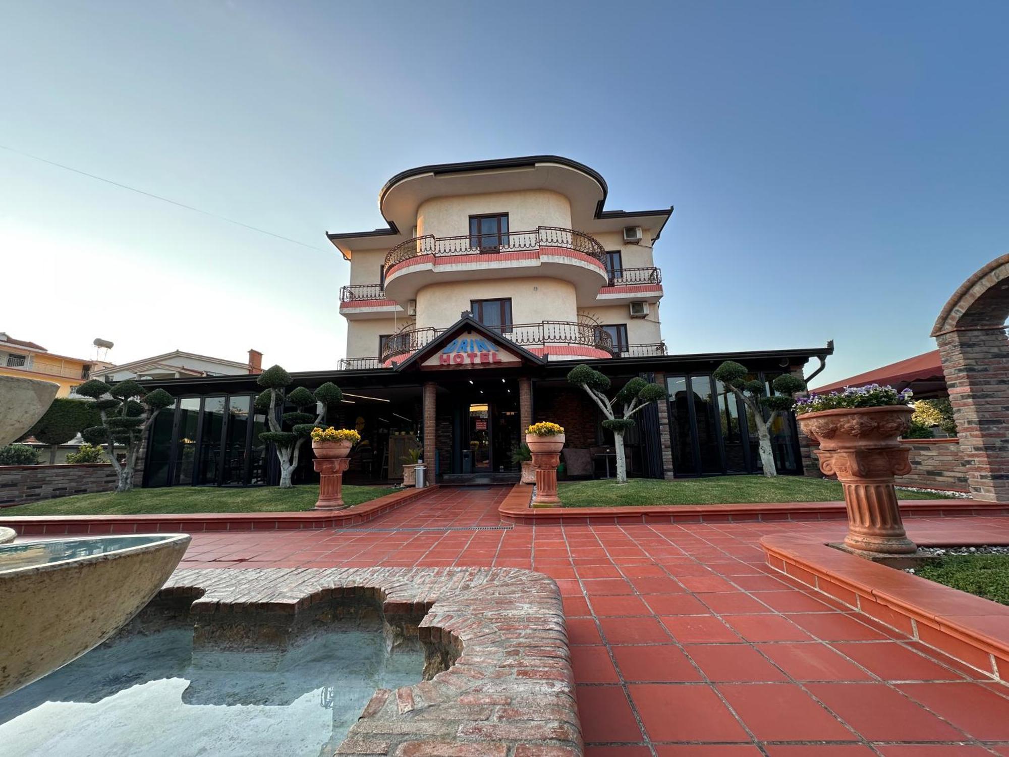 Drini Hotel Rrashbull Buitenkant foto